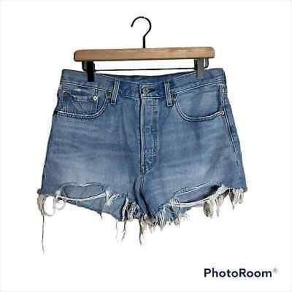 Levi’s 501 cutoff light‎ wash womens denim shorts size 30 - Picture 1 of 6